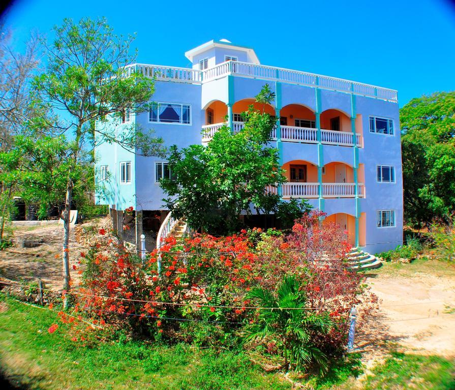 Jah Freedom Hotel Негрил Екстериор снимка