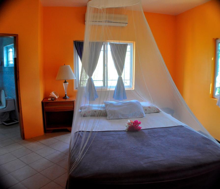 Jah Freedom Hotel Негрил Стая снимка